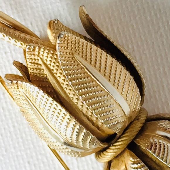 Vintage Goldtone Lotus Flower Brooch - Picture 5 of 8